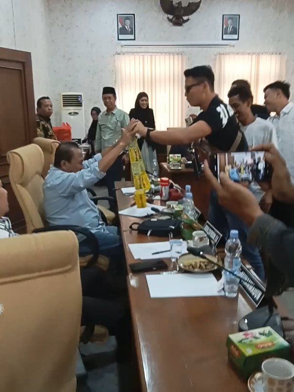 Detik-detik salah satu anggota Pansus Hak Angket diberi rentengan Obat Masuk Angin Antangin. Kira-kira ada apakah gerangan?... Kamis, 28 Agustus 2025