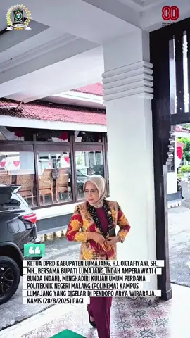 Ketua DPRD & Bupati Lumajang Hadiri Kuliah Umum Perdana Polinema Ketua DPRD Lumajang, Hj. Oktafiyani, bersama Bupati Lumajang, Bunda Indah, menghadiri kuliah umum perdana Polinema Kampus Lumajang di Pendopo Arya Wiraraja. Dengan tema “Mentalitas Sukses”, kuliah umum ini jadi tonggak penting hadirnya Polinema sebagai satu-satunya perguruan tinggi di Lumajang. Bunda Indah berpesan, mahasiswa harus membangun karakter dan mentalitas positif sejak dini agar siap bersaing di dunia kerja. Sementara itu, Ketua DPRD Hj. Oktafiyani mengapresiasi Polinema, dan berharap kampus ini mampu melahirkan generasi unggul, berkarakter, dan membawa kemajuan untuk Lumajang. Kehadiran mereka diharapkan memberi semangat baru bagi mahasiswa Polinema untuk belajar dengan dedikasi dan optimisme tinggi. 💪✨ #DPRDLumajang #KetuaDPRD #BundaIndah #PolinemaLumajang #MahasiswaBaru   @Kabupaten Lumajang @Kerabat Okta @polinema_campus 