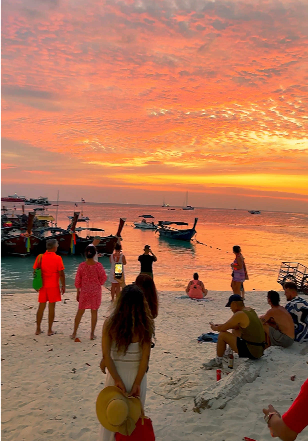 The sky on fire in Koh Lipe 🌴🌅 📍Pattaya Beach - Koh Lipe , Satun Thailand 🇹🇭  . . #thailandtravel #beachvibes #islandlife #beachview #sunsetvibes 