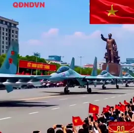 Biểu diễn giữa trời cao và mặt biển, đúng là bức tranh tuyệt đẹp của tự do. Biển trời hòa quyện, vừa hùng vĩ vừa lãng mạn. ❤️🇻🇳