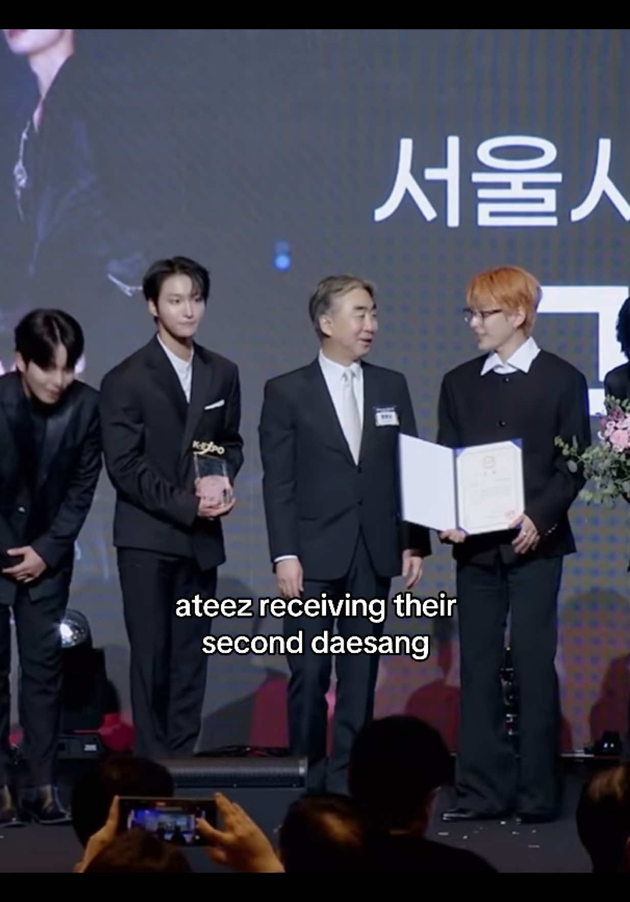 so happy for them they deserve it 🥹🥹🤍 #ateez #hongjoong #seonghwa #yeosang #jongho 