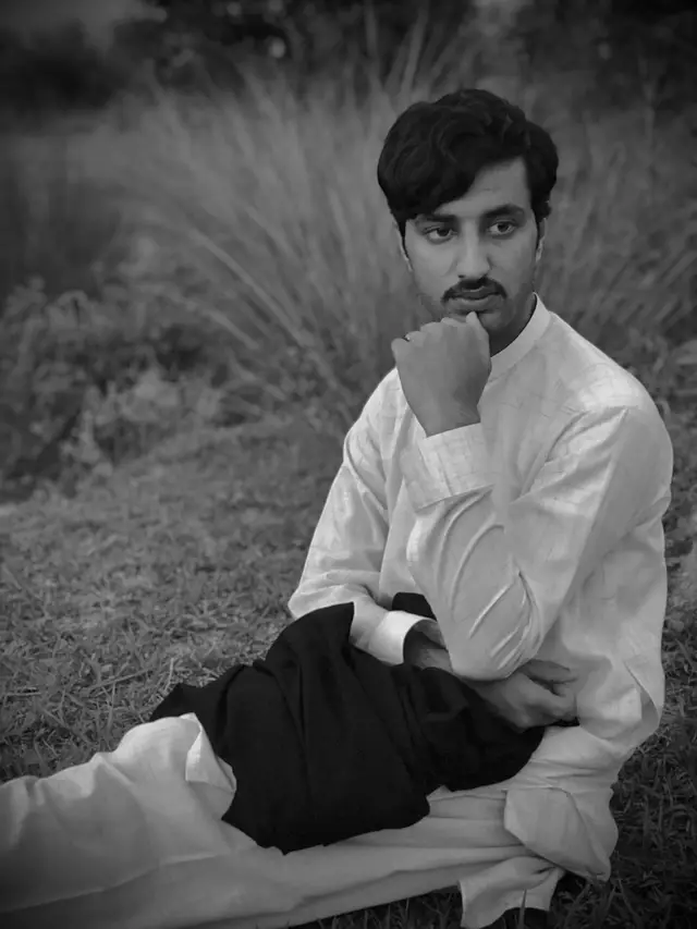 دلته مینه کفر دی دلته مينه نه کېږي دتله په زخمونو کښی درد کېږي اوبه كېږي هر څه غربو نيولي دي خدائے خبر چې څه کېږي هر څه ستا د مخه دي څه چې کېږي ښه کېږي اوس زما د عشق قیصی ستاسو په کاله کېږي مه راځه چې نه راځی سوال زما نه نه کېږي