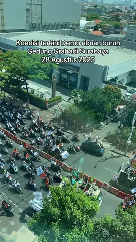 Ribuan Buruh demo Di Gedung Grahadi Surabaya 28 Agustus 2025 dengan tuntutan: - Hapus outsourcing & tolak upah murah - ⁠Stop phk  - ⁠Reformasi pajak perburuhan - ⁠Sahkan RUU Ketenagakerjaan - ⁠Sahkan RUU perampasan aset - ⁠Revisi RUU Pemilu  aku padamu pak ganbatte🤩🫶🏻✊🏻 #buruhtani #demo #grahadisurabaya #demonstrasi #fyppppppppppppppppppppppp 