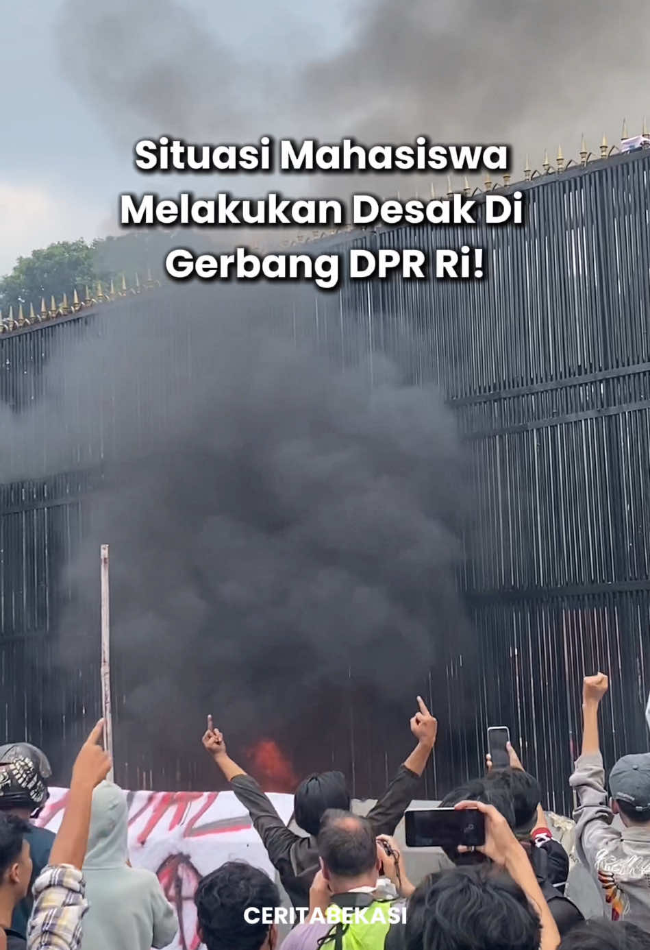 (28/08/2025) pukul 14:37 Semangatt! Mahasiswa lakukan desak gedung DPR  #demodpr #demoburuh #news #demo #fyp