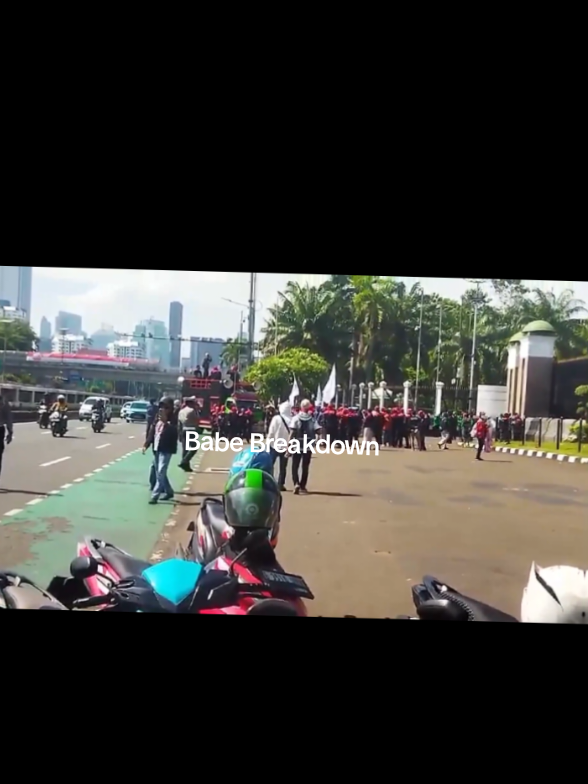 Hari ini, Kamis 28 Agustus 2025, ribuan buruh turun ke jalan menuntut upah layak dan perlindungan kerja. Suasana di Jakarta memanas, dengan berbagai seruan aksi yang menggema. Apakah suara buruh kali ini akan benar-benar didengar pemerintah? 🤔🔥 #demoburuh #jakartahariini  #fyp #beritaterkini  #babebreakdown 