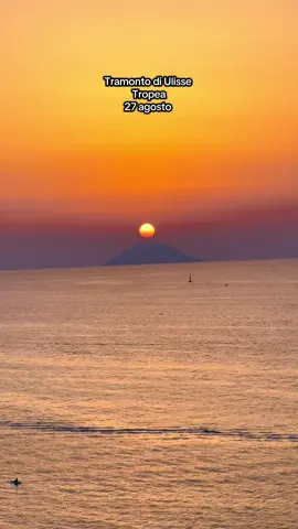 Tramonto di Ulisse 🌅 27 agosto 2025 🧡 Il tramonto prende il nome da una suggestione legata all’Odissea: si narra che Ulisse, dopo essere sfuggito ai mostri Scilla e Cariddi, navigasse verso Capo Vaticano (Vaticinium) per incontrare la profetessa Manto. Ma fu incantato dall’immagine del sole che sembrava scomparire nella bocca del vulcano Stromboli, decidendo così di cambiare rotta verso le Isole Eolie, dove incontrò Eolo #tropea #tramonto #stromboli #calabria 