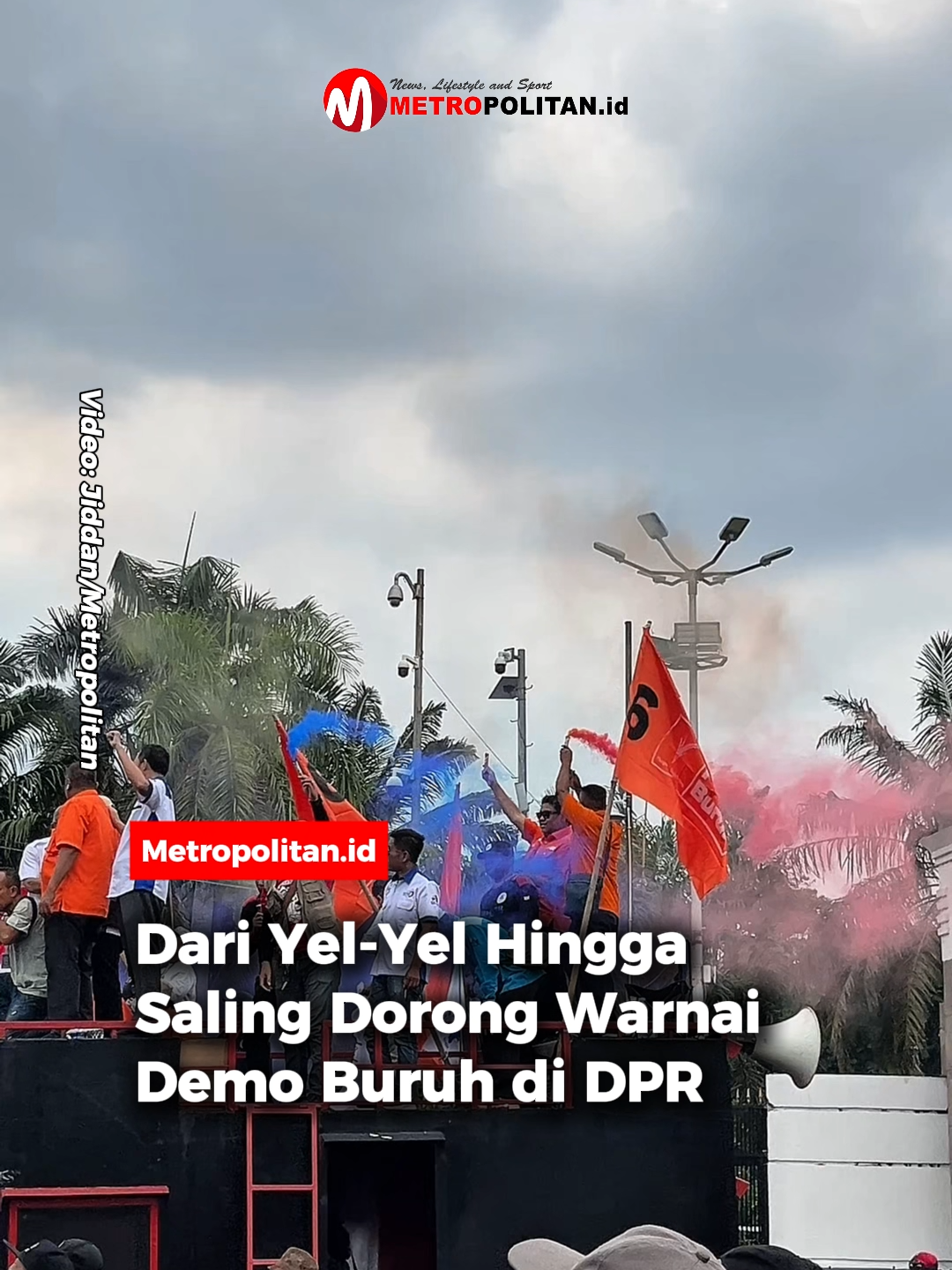 Para buruh menyanyikan yel - yel saat melakukan aksi unjuk rasa di depan Gedung DPR RI, Kamis (28/8/2025). Sempat terjadi aksi saling dorong. Dalam unjuk rasa ini, para buruh membawa enam tuntutan.  1. Hapus Outsourching dan Tolak Upah Murah (HOSTUM). Naikkan Upah Minimum Tahun 2026 sebesar 8,5 sampai 10,5 persen. 2. Setop PHK: Bentuk Satgas PHK 3. Reformasi Pajak Perburuhan 4. Sahkan Rancangan Undang-undang (RUU) Ketenagakerjaan tanpa Omnibuslaw. 5. Sahkan RUU Perampasan Aset: Berantas Korupsi. 6. Revisi RUU Pemilu: Redesign Sistem Pemilu 2029 🎥 : Jiddan Metropolitan #metropolitan #bacametropolitan #aksi28agustus #tuntutandemo #yelyel #demoburuh #gedungdprri