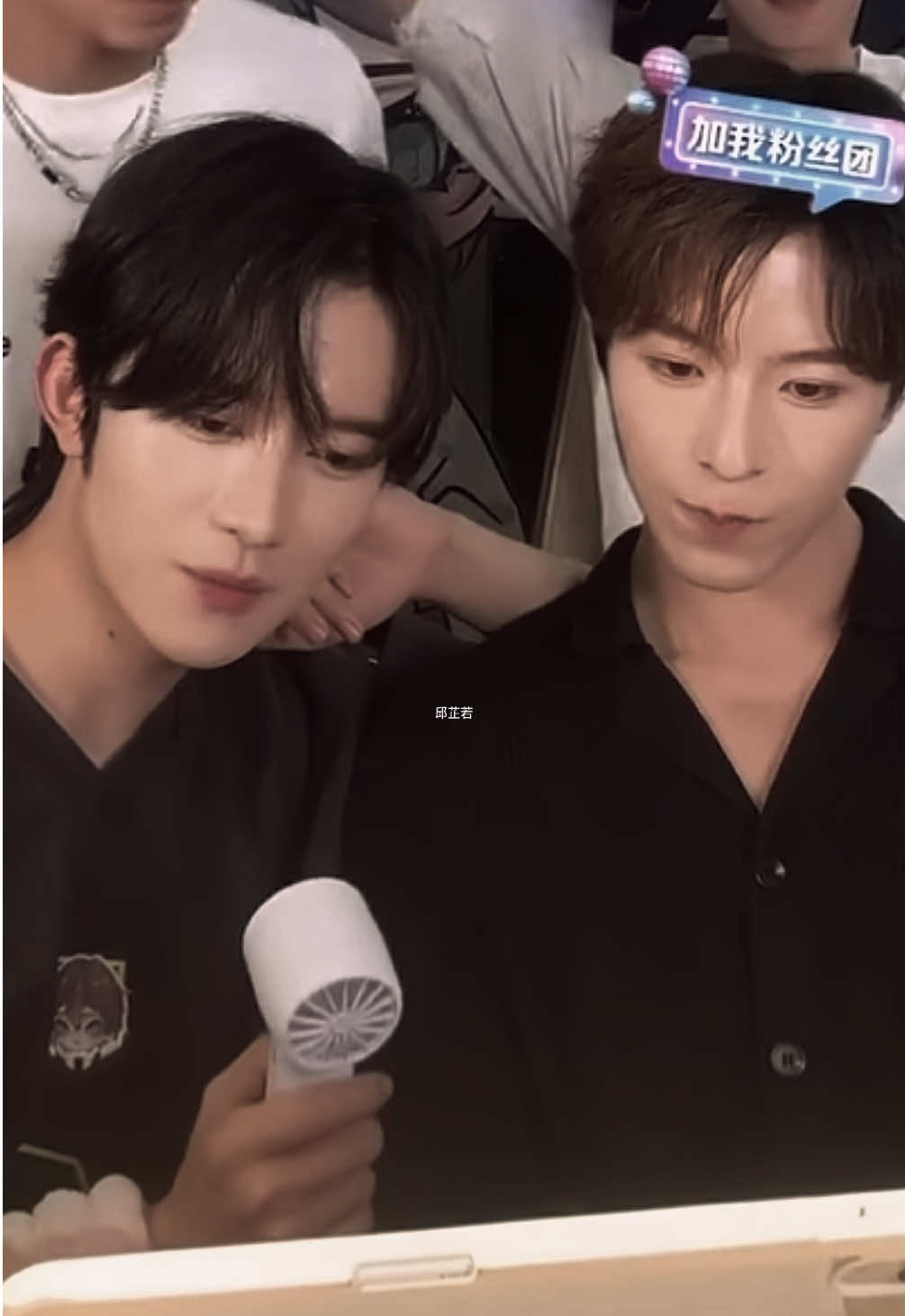 Eliot knows exactly what he is doing.😮‍💨 (Qiuqiu’s smirk is sending me😖) #xingqiu #huangxing #qiudingjie #fyp 
