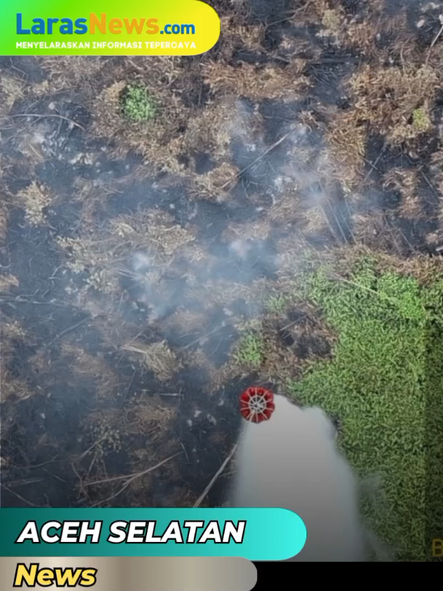 #acehselatan #larasnewscom  BNPB meningkatkan strategi penanganan kebakaran hutan dan lahan (Karhutla) di Kecamatan Bakongan, Aceh Selatan, Kamis (28/8/2025). Satu helikopter dikerahkan untuk operasi water bombing dan pesawat Cessna dipersiapkan untuk Operasi Modifikasi Cuaca (OMC). Langkah ini diambil karena medan sulit dijangkau tim darat serta api cepat meluas akibat angin kencang. Operasi udara difokuskan pada titik panas hasil pantauan udara dan laporan tim lapangan. Hingga siang, helikopter telah melakukan puluhan kali water bombing. Upaya ini melibatkan BNPB bersama TNI, Polri, BPBD Aceh Selatan, Manggala Agni, Polisi Kehutanan, TNGL, dan relawan. Tenaga Ahli Deputi III BNPB, Hendri, menegaskan pengerahan helikopter sebagai respons cepat pemerintah untuk melindungi kawasan TNGL, perkebunan, dan permukiman. Ia juga mengimbau masyarakat agar tidak membuka lahan dengan cara membakar demi mencegah meluasnya Karhutla. #karhutla #fyp #beritaaceh @Aceh Selatan Maju & Produktif @bnpb_indonesia @Damkar Aceh Selatan 