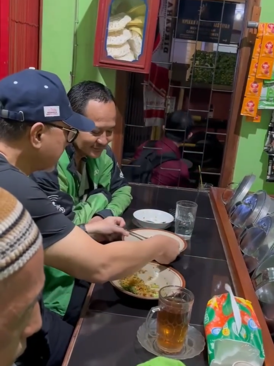 Warung kopi adalah denyut nadi rakyat. Zulkifli Hasan melihatnya bukan hanya sebagai usaha sederhana, tapi sebagai pondasi ekonomi bangsa yang patut diperjuangkan. #ZulkifliHasan #PartaiAmanatNasional #Bantupanganbanturakyat  #Kopdesmerahputih #Kopdesindonesia