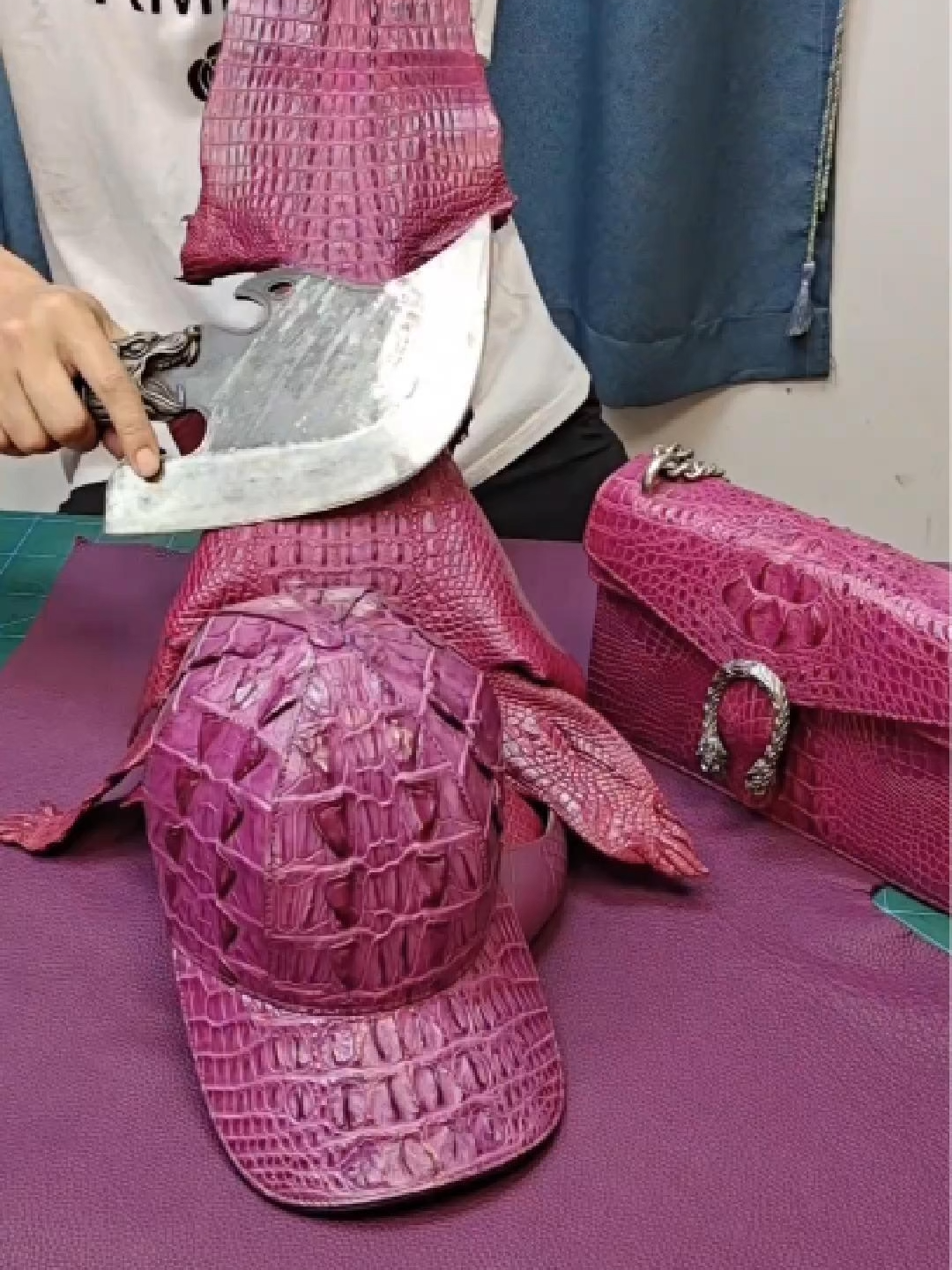 Anh không có đủ tư cách để yêu em đâu, nếu anh tặng em đôi giày cao gót da cá sấu em sẽ suy nghĩ lại #dodathucong #handmadeleatherbag #khautay #leathercraft #diyproject #handmade
