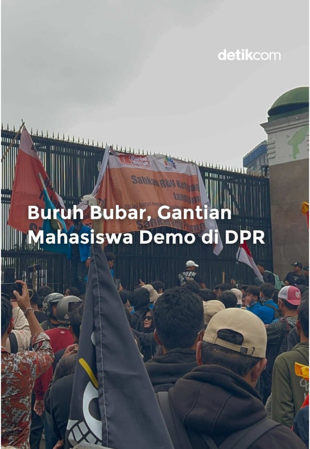 Sekitar pukul 14.00 WIB, rombongan mahasiswa tampak tiba di gedung DPR RI, Senayan. Mereka datang dengan mengenakan almamater kampus masing-masing. Mahasiswa datang usai demo buruh di gedung DPR RI bubar sekitar pukul 13.00 WIB. Aspirasi mahasiswa salah satunya menuntut pengesahan RUU Perampasan Aset.   Baca berita selengkapnya hanya di detik.com Creator: Nazwa #demodpr #dprri #demojakarta #demoburuh #jakarta #detikcom #senayan 