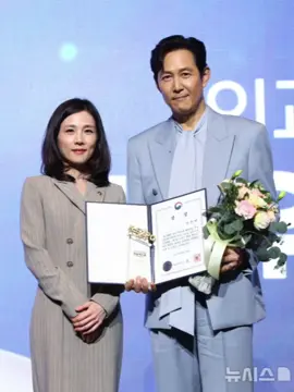 Lee Jung-jae Honored with the Minister of Foreign Affairs Award. At the 7th Newsis Hallyu Expo, held at the Crystal Ballroom of the Lotte Hotel in Sogong-dong, Seoul, on the 28th, world-renowned actor Lee Jung-jae was honored with the Minister of Foreign Affairs Award. This marked the first time the award, which was previously reserved for the corporate sector, had been presented to an individual star. The recognition was given in tribute to Lee’s stellar performance in Netflix’s “Squid Game” seasons 2 and 3, and his role in elevating the global influence of K-content. Lee Jung-jae, the star of 