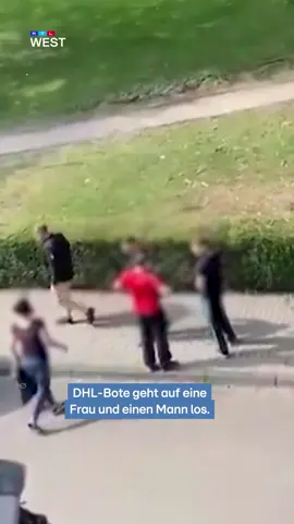 Ein Paketbote schlägt in Herne erst eine Frau, dann einen Mann. Handyvideos zeigen den Angriff, der sich Anfang August ereignet hat. DHL hat reagiert – der Mitarbeiter arbeitet mittlerweile nicht mehr im Unternehmen.