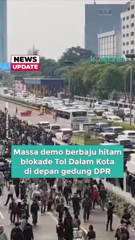 Massa berpakaian serba hitam berusaha memblokade Tol Dalam Kota tepat di depan Gedung DPR, Senayan, Jakarta, pada Kamis (28/8) sekitar pukul 14.50 WIB. Mereka terlihat menggeser pembatas jalan hingga membuat arus lalu lintas lumpuh total. Belum diketahui asal usul kelompok massa tersebut. Polisi yang berada di lokasi masih berupaya menenangkan dan meredakan situasi. Ketegangan meningkat ketika massa mulai melempar berbagai benda ke arah petugas. Kondisi ini membuat arus lalu lintas di sekitar kawasan DPR semakin macet parah. Sementara itu, massa mahasiswa yang sebelumnya berunjuk rasa di lokasi memilih mundur, meninggalkan area karena situasi dianggap sudah tidak kondusif. 📸: Dok. kumparan/Luthfi. Follow WhatsApp Channel kumparan untuk dapat Informasi terpercaya dikirim langsung ke WhatsApp kamu. Ketik kum.pr/WAchannel di browser kamu sekarang, agar bisa share informasi tanpa ragu. #newsupdate #update #news #vidol #demoDPR