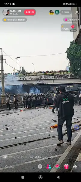 Hujan batu gys.. pendemo vs polisi