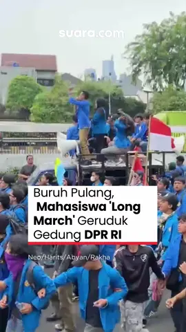 Usai para buruh membubarkan diri, ratusan mahasiswa yang mengenakan jaket almamater kampusnya masing-masing melakukan long march dari kawasan Senayan ke Gedung DPR RI, Kamis (28/8). Para mahasiswa terpantau datang secara berkelompok, membawa berbagai atribut organisasi, spanduk, hingga poster berisi tuntutan yang siap diteriakkan. #Demo #DemoBuruh #DemoDPR #Mahasiswa #LongMarch #Buruh #Massa #News
