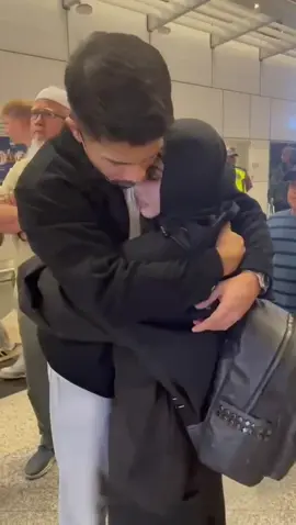 Redho suami dlm perjuangan mu. MasyaAllah.. semoga zizi dan semua team yg telah bertolak ke gaza dalam lindungan Allah SWT. Mari sama2 kita doakan perjuangan ini membuahkan hasil. Aamiin.. 