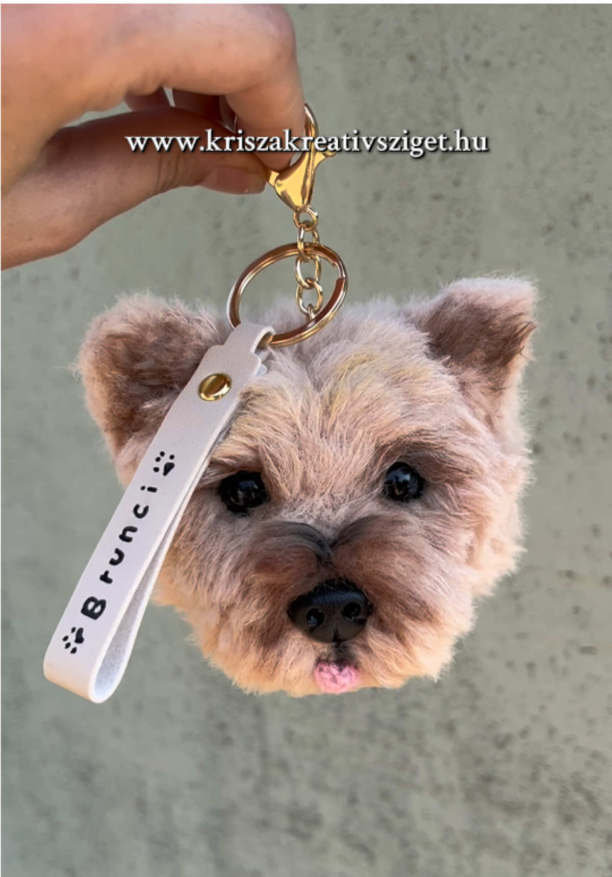 Ezúttal Emíliáéknak a kis kutyusát, Bruncit hoztam el nektek megmutatni 🐾 Most már háromféle verzióban készítem el fotó alapján az állatkákat: ✨ fejes verzió táskadísznek ✨ kicsi méretű teljes alakos ✨ nagy méretű teljes alakos Ha szeretnél hasonlót, bátran keress privát üzenetben Instagramon, Facebookon vagy e-mailben,  ott tudok árajánlatot küldeni és egyeztetni a részletekről. 🐶🧶  Elérhetőségek a profilom leirássban található linknél!  Sokan kérdezitek, milyen technikával készítem, a kutyusok horgolva vannak. 🧶 Ha te is szeretnéd kipróbálni a horgolást, irány a @Fonalkaland oldala! #horgolt #kutya #kutyás #kézműves #vegyélhazait 
