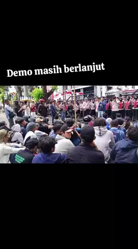 tgl 28 agustus 2025 Demo masih berlanjut di gudung DPRD Medan. Mahasiswa Nomensen Medan