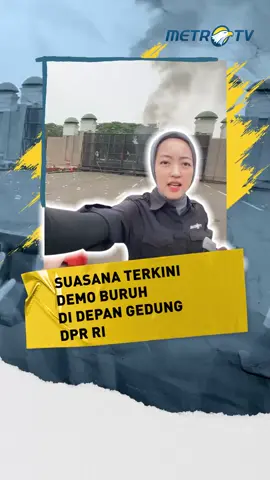 Beginilah situasi terkini di depan Gedung DPR RI,  Kamis (28/8) sore. Ribuan buruh telah berkumpul dan memadati area depan gedung DPR/ MPR RI Senayan, Jakarta, Kamis (28/8). Para demonstran menyampaikan aspirasinya dengan imbauan dari pihak kepolisian untuk tetap tertib dan menjaga keamanan. 🎥 Rona Marina - Jurnalis Metro TV #MetroTV #metrotv #beritaterkini #fyp #viral #tiktokberita #demo #buruh #DPR #dprri #jakartainfo #demonstrasi