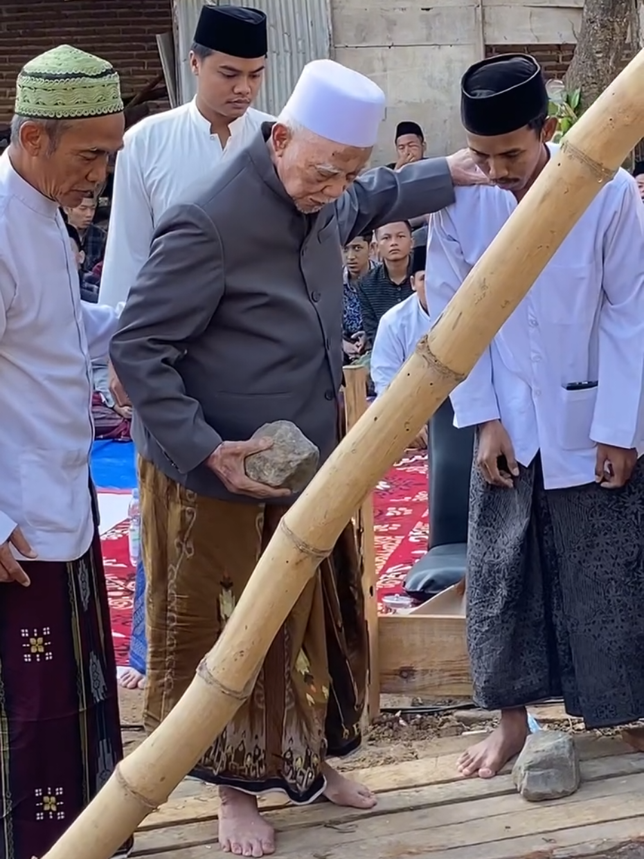 prosesi peletakan batu pertama PP HM Antara 10 juli 2024 M.  istighosah + doa membangun rumah yang diambil dari potongan Surah Al Mu’minun ayat 29. رَّبِّ أَنْزِلْنِيْ مُنْزَلًا مُّبَارَكًا وَأَنْتَ خَيْرُ الْمُنْزِلِيْنَ Artinya: “Ya Allah, tempatkan aku di tempat yang berkah, dan Engkau adalah sebaik-baik pemberi tempat.” #peletakanbatupertama #pphmantara #lirboyokediri #masukberanda #fyp 