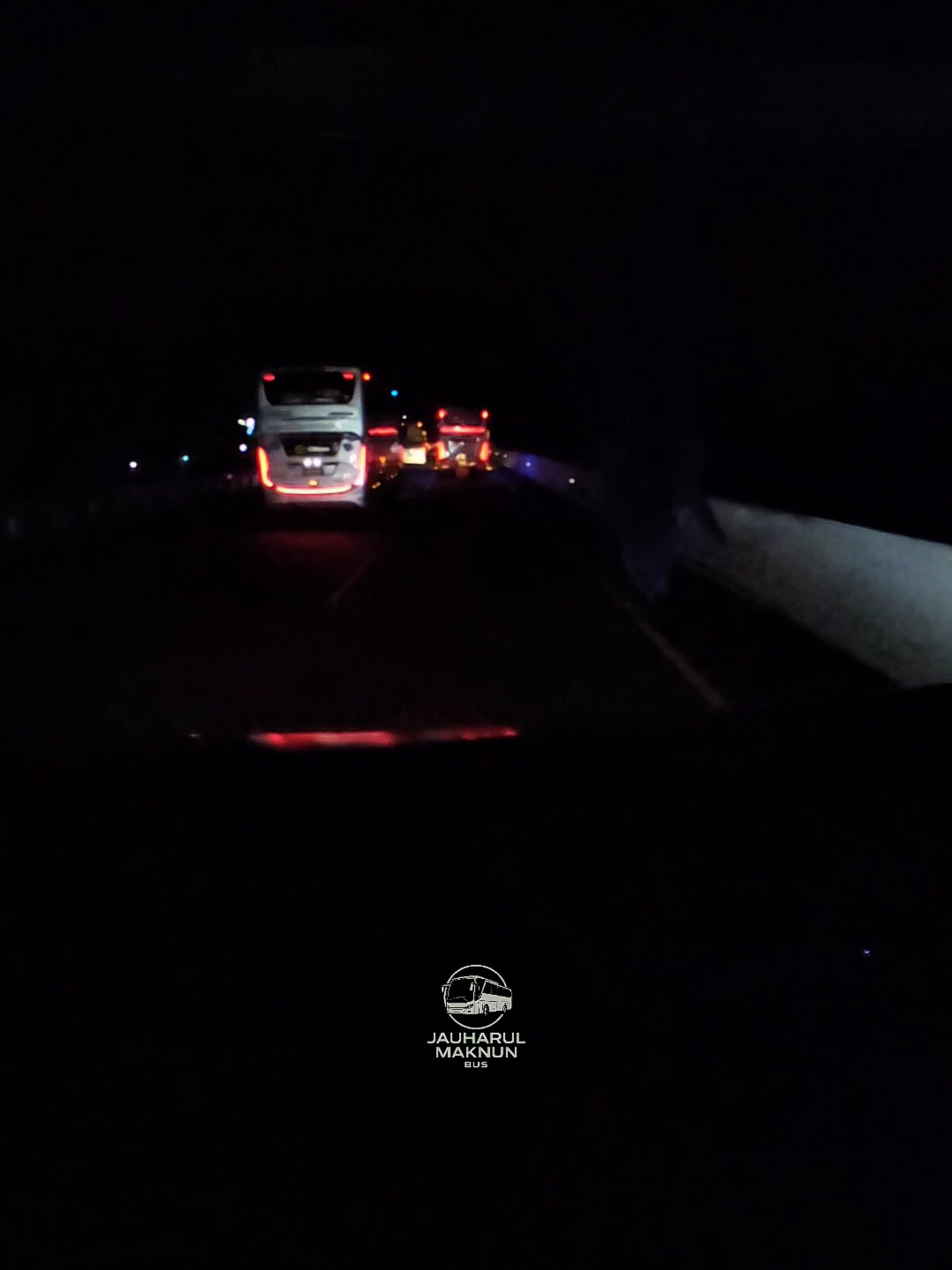 Setelah Harapan Jaya Legacy SR3, sekarang giliran Jetbus 5 yang overtake. Lampu utama sempat dimatikan sebentar tanda kasih jalan. Ada yang tau ini PO apa? 👇 #Jetbus5 #BusIndonesia #BusMania #BusKeren #BusViral