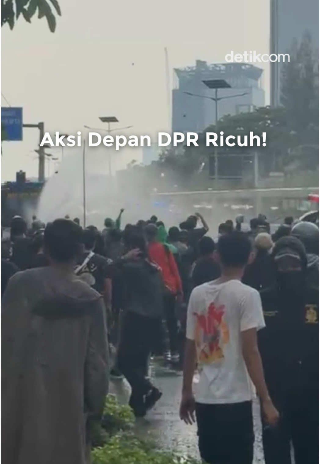 Suasana memanas di depan Gedung DPR hari ini (28/8/2025) sekitar pukul 15.20 WIB. Polisi terpaksa melepaskan water cannon untuk membubarkan aksi massa.  Baca berita selengkapnya hanya di detik.com! Creator: Risa Video: Putri #detikcom #demodpr #massademo #watercannon #aksidemo 