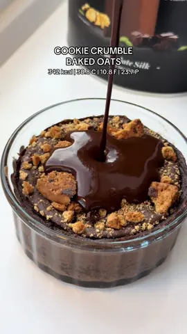 Easy cookie crumble baked oats made using oat flour, @Protein Works vegan Sune protein {dc: hollysoats10}, cocoa powder, baking powder, almond milk and a small cookie #bakedoats #protein #cookie #gymfood #chocolate 
