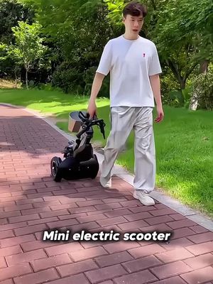Folding electric scooter suitable for elderly people