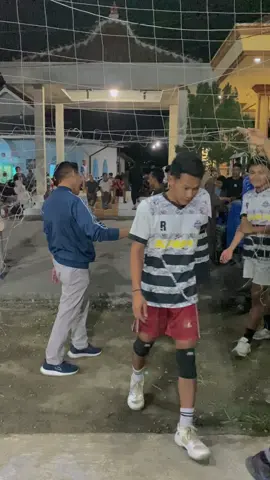 Laga antar rt bon 3 antara tim rt 20 yang di perkuat devki dkk vs rt 11 yang di perkuat rio dkk#voli #voliasik #voliindonesia #volitarkam #putrakraton 