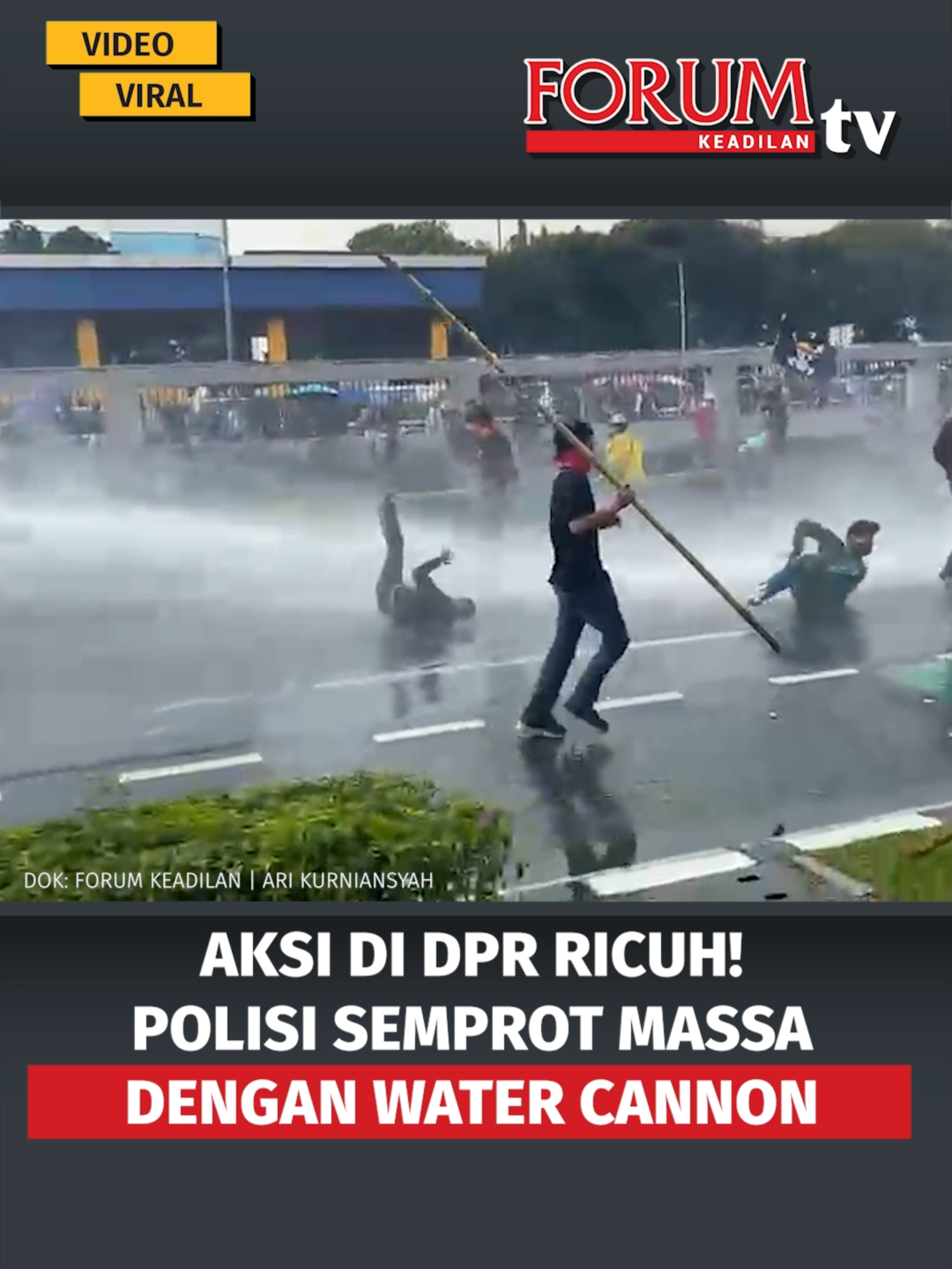 Suasana memanas terjadi di depan Gedung DPR RI, Jakarta, Kamis, 28/8/2025. Aparat kepolisian terpaksa melepaskan tembakan water cannon untuk membubarkan massa yang melakukan aksi demonstrasi. Ketegangan dipicu setelah massa aksi mulai mendorong barikade dan melempar sejumlah benda ke arah aparat keamanan. Baca lainnya di forumkeadilan.com #demodpr #aksidemonstrasi #watercannon #demoburuh #demomahasiswa #keamananjakarta #beritaterkini #beritajakarta #demohariini #updateberita #beritahariini #forumkeadilan #politikindonesia #aksipribumi #aksidpr