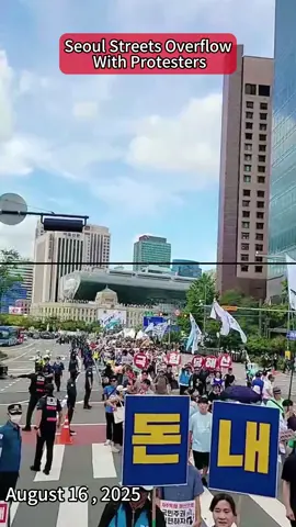 .“Thousands chanting, marching, and waving banners — this is today’s scene from downtown Seoul. #Korea #LiberationDay #Breaking”