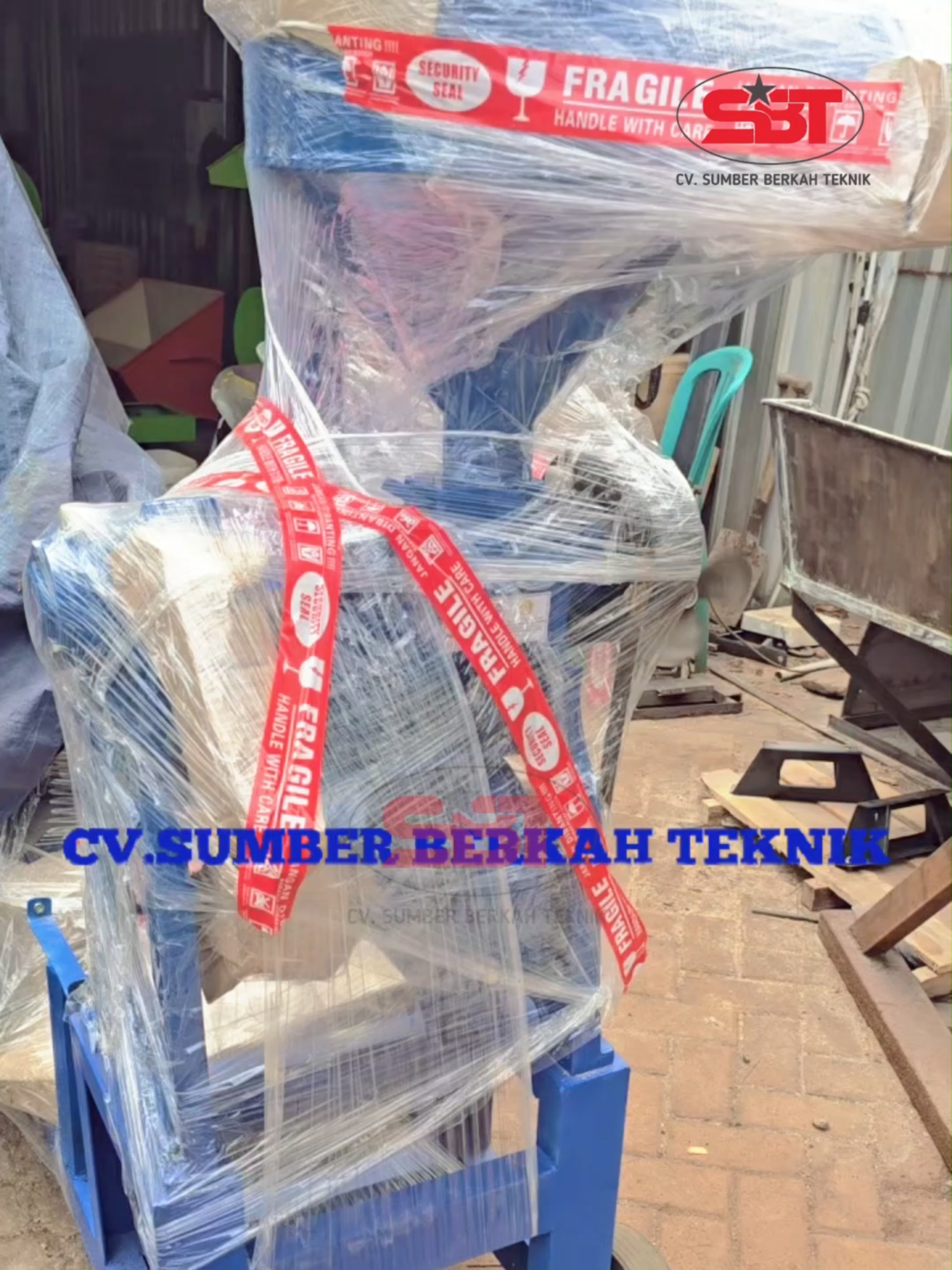 📦 BUNGKUS DAN SIAP DIKIRIMKAN! 🌾 MESIN PENGGILING PADI MAHKOTA KD-100 Untuk #Pekanbaru #Riau Alhamdulillah! Pesanan Bapak Samsul dari #Pekanbaru #Riau sudah siap dikirim! 🚛✨ ⚙ FUNGSI UTAMA: ✔ Menggiling, memoles, menyosoh padi jadi beras putih ✔ Giling pecah jagung untuk pakan ternak ✔ Praktis untuk rumah tangga & UMKM ✔ Hemat energi & kapasitas tinggi 🔥 KELEBIHAN MESIN: 🔹 Desain compact & mudah dioperasikan 🔹 Hasilkan beras berkualitas (kadar pecah rendah) 🔹 Konstruksi kuat & awet (bobot 150 kg) 🔹 Multifungsi: padi & jagung 📊 SPESIFIKASI TEKNIS: ▸ Model: KD-100 ▸ Kapasitas: 500-700 kg/jam ▸ Hasil Beras: ±70% ▸ Beras Gagal: ±20% ▸ Dedak: ±10% ▸ Berat: 150 kg ▸ Dimensi: 590×300×530 mm 📍 ALAMAT WORKSHOP: CV. Sumber Berkah Teknik Jl Raya Bringkang Gang Sekolahan RT 07 RW 04 Desa Bringkang, Kec. Menganti, Kab. Gresik #JawaTimur 🗺️ Google Maps: https://goo.gl/maps/exX1VzF 📲 HUBUNGI KAMI: 📞 WA 1: https://wa.me/6281330720560 📞 WA 2: https://wa.me/6285711120000 🌐 Website: https://www.sumberberkahteknik.com #MesinGilingPadi #Pekanbaru #Riau #BerasBerkualitas #UMKM #PertanianModern #GresikProduksi #FYP #ViralTikTok #BisnisTani #UsahaRakyat #MesinPertanian