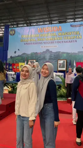 pake sendal gembel soalnya udh pegel 💁