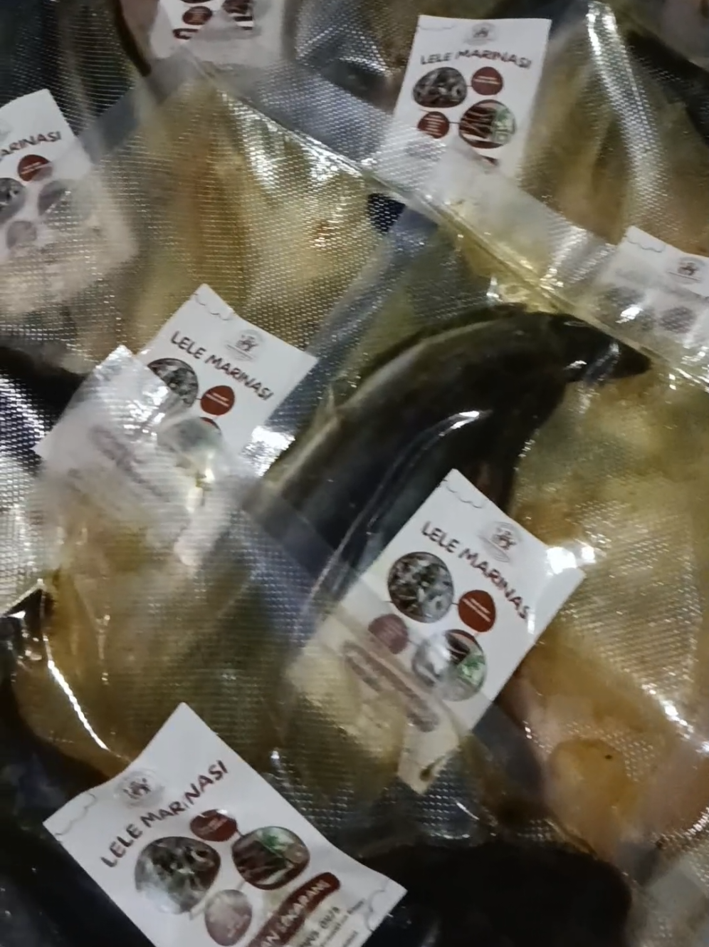 Cuma 10K sudah dapat 3 ekor. Tidak ribet, tinggal goreng. Dengan keunggulan : 1. Selalu Fresh Ambil Kolam (No Frozen) 2. Tanpa MSG dan Tanpa Pengawet 3. Bumbu Tradisional 4. Dijamin Enak 5. Siap Antar (COD-an) 6. Bisa Dinikmati Semua Kalangan 7. Kemasan Menarik + Sudah Vakum (Bisa Bertahan 3 Minggu Di Dalam Freezer) Buka Lapak Setiap Hari Minggu di Alun-alun Kutoarjo. Mulai Pukul 06.00-09.00 WIB.  NB : - Setiap Hari Menerima Pesanan Online (Hubungi nomor di bio)  #lelemarinasi #lelemarinasipurworejo #kulinerpurworejo #pengusahamuda #fyp 