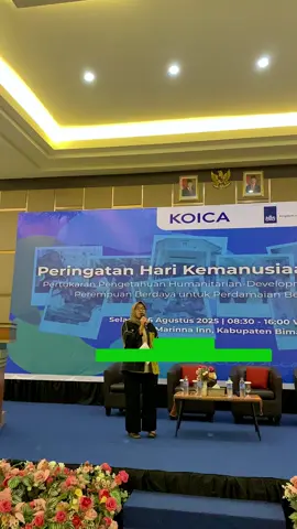 Pada Peringatan Hari Kemanusiaan Sedunia yang diselenggarakan oleh UN Women dengan dukungan KOICA dan Kerajaan Belanda  pada 26 Agustus 2025, di Bima, dua perempuan dari komunitas Desa/Kelurahan Damai berbagi pengalaman mereka. Mutmainah, anggota Kelompok Perempuan Pertapa dari Kelurahan Damai Paruga, menceritakan proses dan upayanya dalam membangun program bank sampah. Ia menjelaskan bagaimana inisiatif ini mengubah sampah menjadi sumber daya berguna, sambil memberikan edukasi kepada masyarakat sekitar untuk meningkatkan kesadaran lingkungan dan mendukung keharmonisan komunitas. Sementara itu, Novi Rahmanita, Fasilitator Desa Damai Ncera dan Anggota Sakola Ndai, berbagi tentang upaya kelompok perempuan dalam menyediakan program edukasi bagi anak-anak di desa. Meski menghadapi berbagai tantangan, mereka fokus pada pendidikan dasar yang inklusif, termasuk nilai-nilai perdamaian, untuk membantu generasi muda berkembang. Kisah Mutmainah dan Novi menunjukkan bagaimana program Desa Damai yang diinisiasi oleh Wahid Foundation yang di Bima berkolaborasi dengan La Rimpu dan LP2Der terus berupaya membantu perempuan seperti mereka berkontribusi dalam humanitarian, development, dan peace nexus. #HariKemanusiaanSedunia #PerempuanBerdaya #WahidFoundation