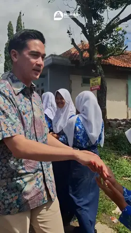 Wakil Bupati Sumedang, M. Fajar Aldila, melakukan monitoring kegiatan belajar mengajar serta sarana prasarana di SMP Negeri 2 Tanjungsari, Kamis, 28 Agustus 2025 . Dalam kunjungan tersebut, Wakil Bupati memberikan apresiasi karena sekolah ini menjadi percontohan dalam penerapan program Zero Waste (Sekolah Nol Sampah) yang bertujuan untuk mengurangi penggunaan sampah plastik dan sampah lainnya, sekaligus mengedukasi siswa agar menjadi agen perubahan lingkungan di masyarakat.