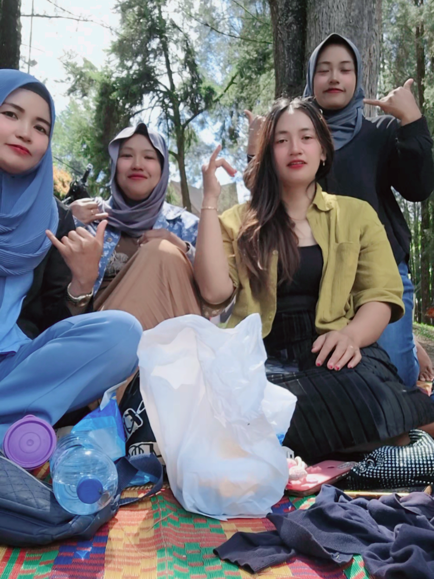 aq..tidak memiliki banyak orang di kehidupan q.. jadi aq berterimakasih untuk siapapun yg mau meluangkan waktunya untuk sekedar cerita dan tertawa bersama q.. #friends #value #meme#mud 