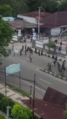 Papua masih bersuara… 27 Agustus, demo di Sorong ricuh gara-gara pemindahan 4 tapol Papua ke Makassar. 10 orang diamankan, rumah pribadi Gubernur juga ikut rusak. Ini bukan cuma soal hukum. Tapi soal rasa keadilan masyarakat Papua ✊🏽 👉 Menurut kalian, gimana cara terbaik selesaikan masalah Papua tanpa kekerasan? #Papua #Sorong #KeadilanSosial #FraksiPDIPerjuangan