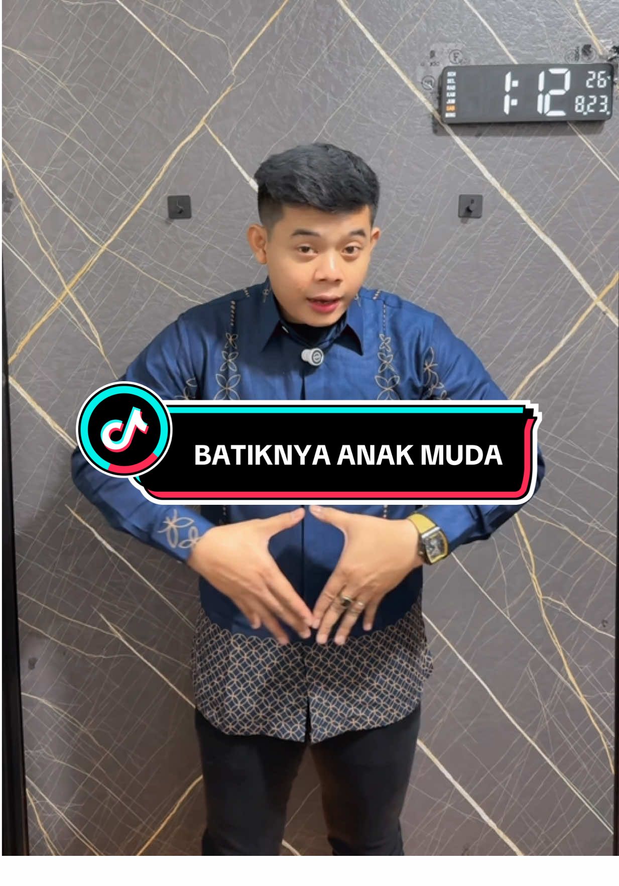 Batiknya anak muda ya kak , Simple elegant #kemejabatikprialenganpanjang #batikindonesia #navy #paydaysale #fyp 