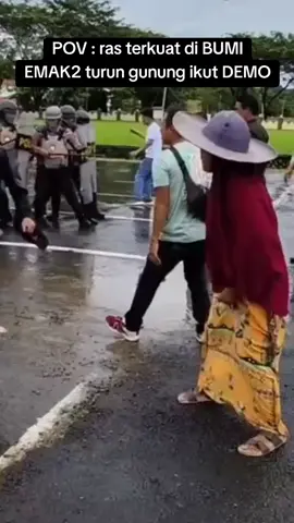 demo manjur bubarkan barisan polisi ya cuma emak2  #demodpr #dpr #fypシ゚ #dijajahbangsasendiri #bubarkandpr 