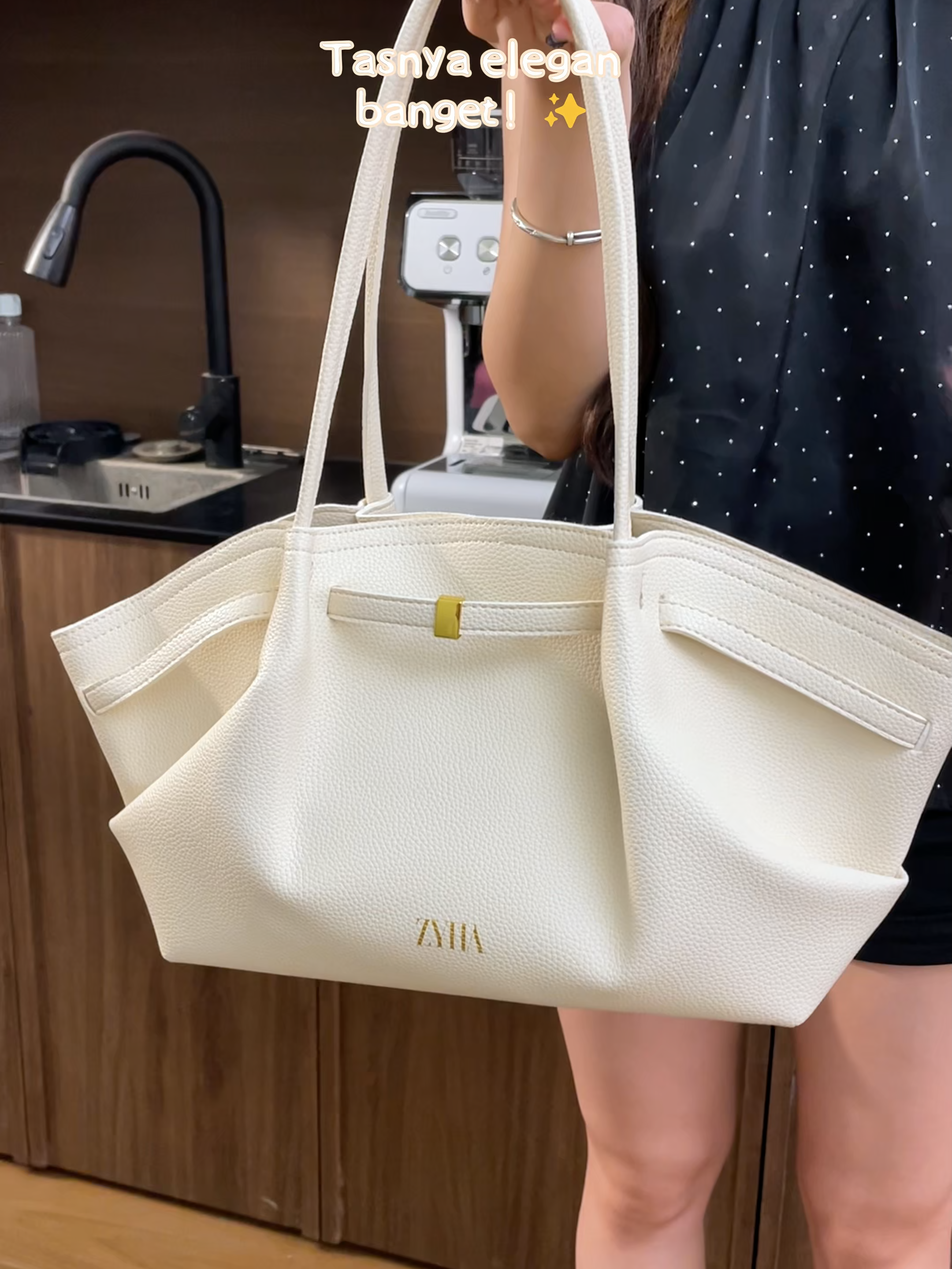 Lora itu tas yang pas banget buat lo yang suka tampil simple tapi tetap keliatan rapi. Cek keranjang kuning sekarang biar nggak ketinggalan.