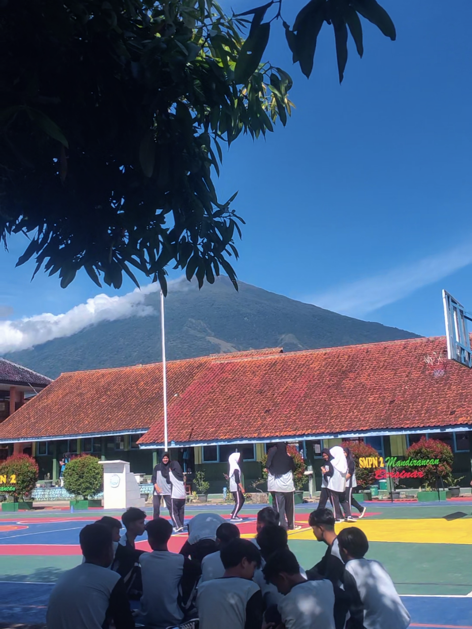 Basket dan view Gunung Ciremai 🥶 📍SMPN 2 Mandirancan, Kabupaten Kuningan  .  .  .  #ciremai3078mdpl #basketball #kuninganjawabarat #fypviralシ #creatorsearchinsights 
