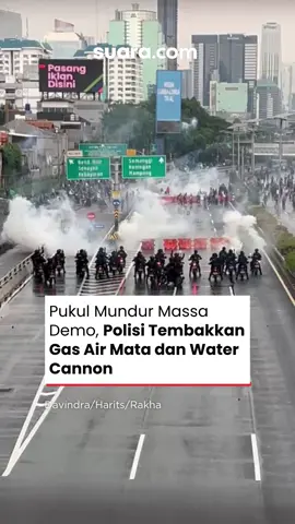 Situasi demo di depan Gedung DPR RI, Kamis (28/8) memanas. Polisi terlihat mulai menembakkan gas air mata serta water cannon untuk memukul mundur massa. #DemoDPR #GasAirMata #WaterCannon #Polisi #MassaDemo #GedungDPR #News #SituasiDemo