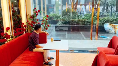 Mưa bão là việc của trời, còn mình thì vẫn cafe thư giãn thôi, mặc kệ đời
