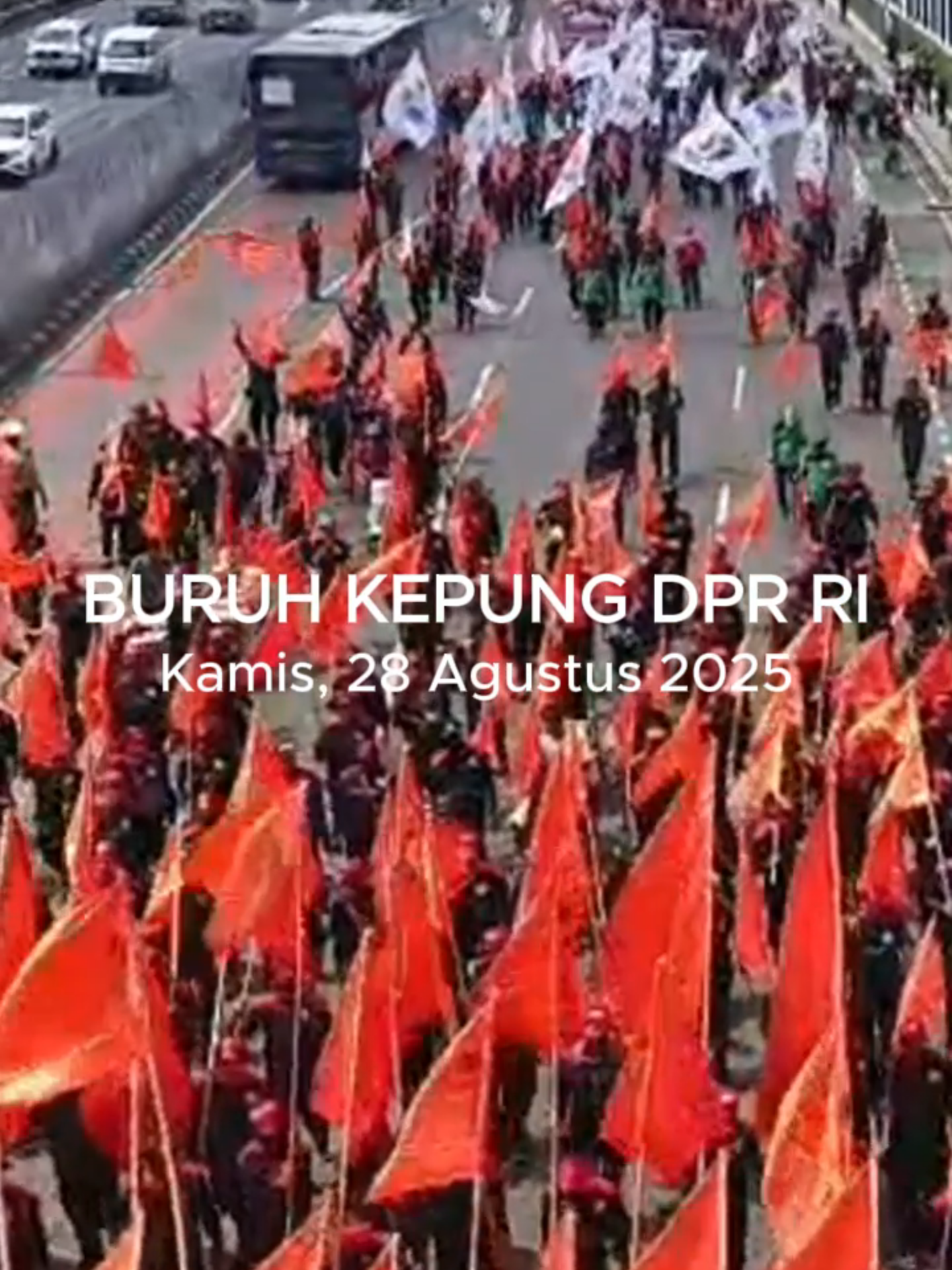 Hari ini ribuan buruh dari berbagai kota turun ke jalan dalam aksi nasional bertajuk HOSTUM: Hapus Outsourcing dan Tolak Upah Murah.  Aksi ini serentak digelar di depan DPR RI, Istana Negara, dan puluhan titik di daerah. Para buruh menuntut kenaikan upah minimum 2026 sebesar 8,5 hingga 10,5 persen, sebagai jawaban atas melonjaknya harga kebutuhan pokok dan beban hidup yang kian berat. Selain soal upah, aksi ini juga menyoroti maraknya praktik outsourcing yang semakin menekan buruh. Sistem kerja kontrak tanpa kepastian dianggap sebagai bentuk perbudakan modern yang harus dihapuskan.  Buruh juga mendesak pemerintah untuk segera membentuk Satgas PHK guna menghentikan gelombang pemutusan hubungan kerja yang terus terjadi. Aksi HOSTUM hari ini menjadi simbol perlawanan kelas pekerja terhadap kebijakan yang lebih berpihak kepada pengusaha. Buruh menegaskan, perjuangan mereka bukan hanya untuk kepentingan diri sendiri, melainkan untuk seluruh rakyat pekerja Indonesia agar dapat hidup layak, sejahtera, dan bermartabat.