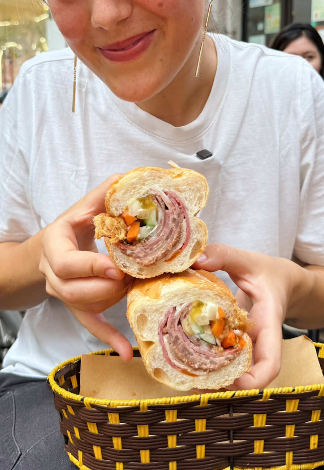 BÁNH MÌ - il panino Vietnamita per eccellenza 🇻🇳🥪 Uno dei piatti che mi incuriosiva di più provare era certamente questo sandwich. Esiste in diverse versioni, con salumi (come questo) o con la pancia di maiale stracotta. Verdure croccanti, erbe, paté e salsa d’uovo rimangono in quasi tutte le versioni.  Il pane è ciò che più mi interessava: un pane che strizza l’occhio alla baguette, meno croccante e più fitto, soffice proprio per accogliere bene l’abbondanza del ripieno e non ostacolare troppo il morso. Si presta davvero bene e non vedo l’ora di ricrearlo a casa, magari con una farcia all’italiana, comunque ispirata agli elementi vietnamiti…. Le verdure croccanti le vedo come una giardiniera, la carne come bollito, la salsa come… diciamo che vedrete non appena torno!  È proprio questo il motivo per cui amo provare tutto: l’ispirazione può arrivare da ogni morso.  Lo avete mai provato? Che ne pensate? #banhmi #sandwich #vietnam #hanoi 