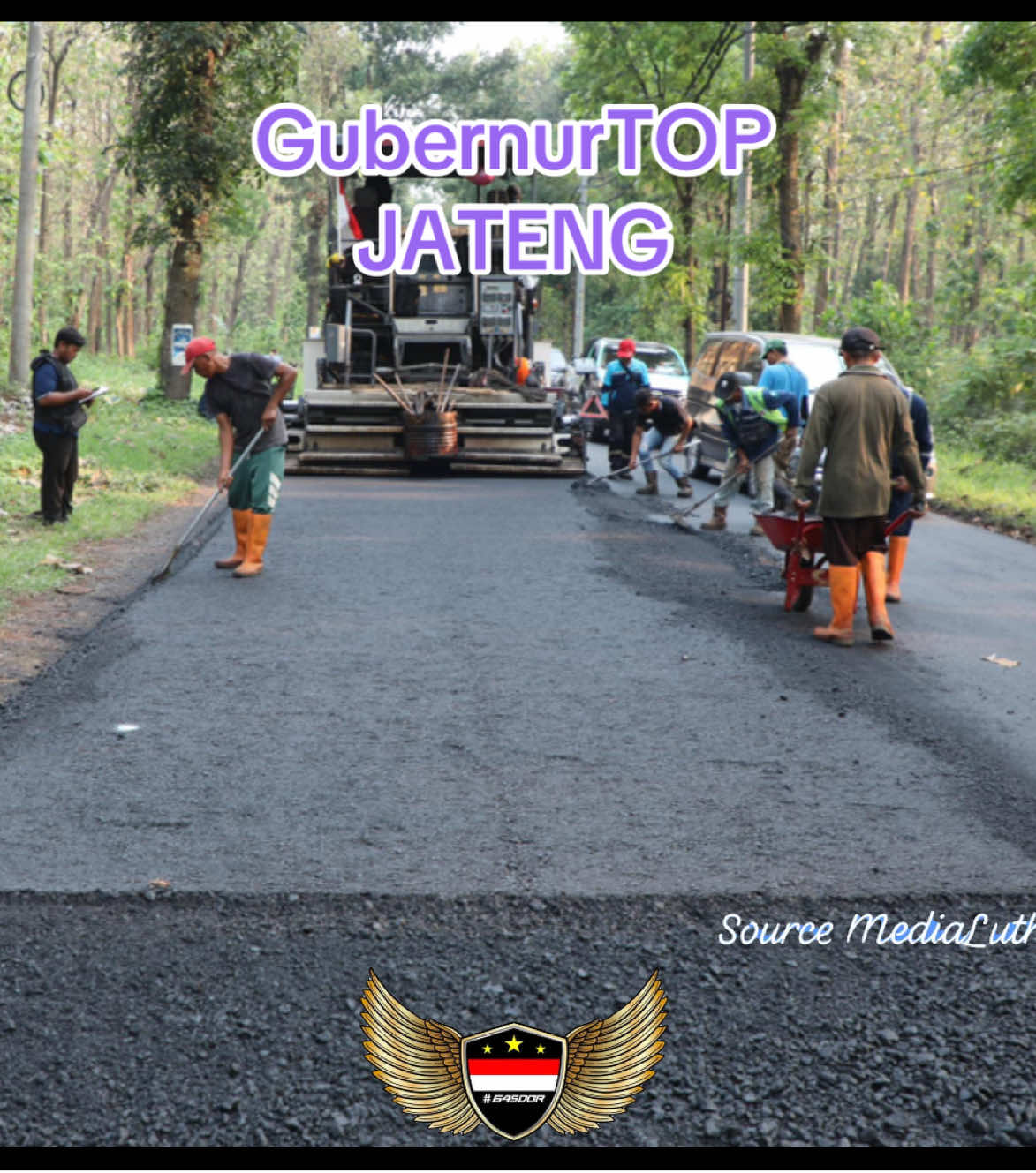 SEMARANG - Dinas Pekerjaan Umum, Bina Marga, dan Cipta Karya Provinsi Jawa Tengah mencatat kondisi jalan provinsi semakin membaik. Hingga Agustus 2025, sekitar 89,9 persen atau 2.195 kilometer dari total 2.440 kilometer jalan provinsi dinyatakan mantap. Kepala Dinas Pekerjaan Umum, Bina Marga, dan Cipta Karya Provinsi Jawa Tengah, AR Hanung Triyono, mengatakan pencapaian itu merupakan hasil kerja berbagai paket perbaikan jalan, pemeliharaan rutin, rehabilitasi, hingga preservasi yang tersebar di seluruh kabupaten/kota. “Sudah hampir 90 persen kondisi jalan provinsi kita sudah mantap. Kalau dikilometerkan, sekitar 2.195 kilometer (km). Tinggal sekitar 10 persen yang sedang dalam proses pengerjaan, banyak di antaranya berupa preservasi jalan,” ujarnya di Semarang, Kamis (28/8/2025). Pada tahun anggaran 2025, terdapat 79 paket pekerjaan yang dilaksanakan. Dari jumlah itu, paket reguler senilai Rp 8,4 miliar sudah rampung lebih dulu, di antaranya di ruas Jepara–Keling serta Ngawen–Todanan, Blora. Selain itu, ada pekerjaan yang bersumber dari dana belanja tak terduga untuk perbaikan jembatan dengan progres 69 persen. Paket rehabilitasi jalan yang tersebar di delapan balai pekerjaan jalan (BPJ) mencakup 50 paket senilai Rp 153 miliar dengan progres sekitar 60 persen. Sementara itu, 23 paket preservasi jalan yang baru dikontrak pada bulan Juli 2025 dengan nilai Rp 445 miliar baru mencapai progres 15 persen. Untuk paket pemeliharaan rutin di sembilan BPJ, progresnya sudah 75 persen. “Kalau dilihat dari keseluruhan kontrak, realisasi anggaran baru sekitar 40 persen. Target kami pada September bisa meningkat menjadi 65 persen,” kata Hanung menyebut progres perbaikan jalan. Hanung  menyebutkan, sejumlah ruas jalan strategis masih dalam pengerjaan. Misalnya, Brigjen Sudiarto di Kota Semarang, Semarang–Godong, Wiradesa–Kajen, hingga Singget–Cepu yang pengerjaannya banyak menggunakan konstruksi beton. Hanung menyebut pekerjaan betonisasi biasanya memerlukan waktu lebih lama dibanding dengan pelapisan perkerasan aspal. “Karena sistemnya single year, maka mayoritas paket ditargetkan rampung Desember. Namun, kami mendorong pekerjaan rehabilitasi aspal bisa selesai Agustus ini. Adapun pekerjaan preservasi dengan skala besar akan dituntaskan hingga pertengahan Desember,” ujarnya. Hanung meminta masyarakat bersabar apabila terganggu dengan pekerjaan jalan yang sedang berlangsung. Ia juga mengingatkan pengguna jalan untuk berhati-hati, terutama memasuki musim penghujan yang diperkirakan mulai Oktober. “Kami mohon maaf bila ada keterlambatan atau kendala di lapangan. Semua ini kami kerjakan agar jalan mantap bisa digunakan masyarakat, termasuk untuk arus mudik Lebaran 2026 mendatang,” tuturnya. #gubernurjateng #jawatengah #ahmadluthfi #tajyasin #ngopeninglakoni 