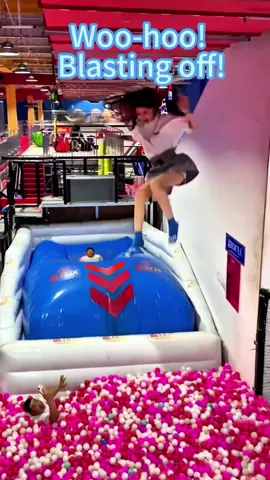 do you feel excited #funnyvideo #interestingvideos#inflatablebounce #flyman#trampolinepark 